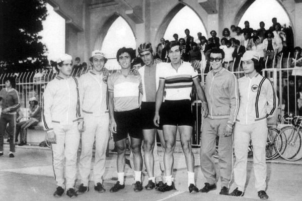 The athletes of AEK with the Colossus team, Michalis Krommydas, Michalis Kountras, Giannis Panagos and Vangelis Hadjiioannou, 1973.