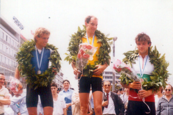 Το βάθρο των νικητών της γενικής κατάταξης του γύρου Ελλάδος 1986, από αριστερά ο 2ος Κανέλλος Κανελλόπουλος ο νικήτης Αυστριακός Ronald Konigshoffer και ο 3ος Βούλγαρος Dimitri Stantsev