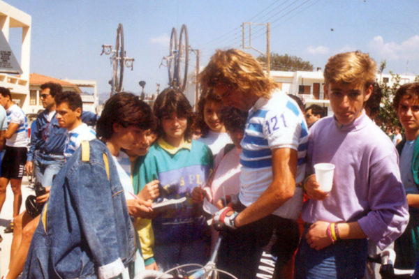 Kanellos Kanellopoulos signing autographs during Tour of Greece of 1987