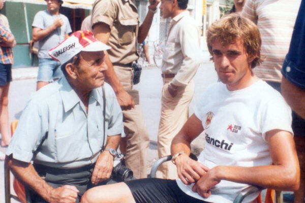 Ο Κανέλλος Κανελλόπουλος με τον φωτορεπόρτερ Γιάννη Σκλήρη μετά την νίκη του στο πρώτο ετάπ του γύρου Ελλάδος το 1982 στην διαδρομή Αθήνα Ναύπλιο.